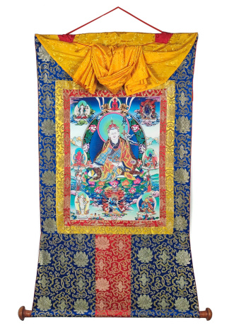 Баннерная тханка Гуру Ценгье (Восемь проявлений Драгоценного учителя Гуру Ринпоче) в шелковой обшивке 98х137см