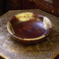 Восточная чаша деревянная украшенная латунью