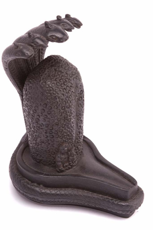 Сувенир из керамики Шивалингам с головами кобры высота 14см