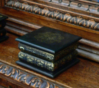 Восточная шкатулка с крышкой и тиснением золотом