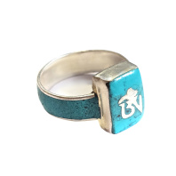 Кольцо-перстень с символами и с каменными вставками