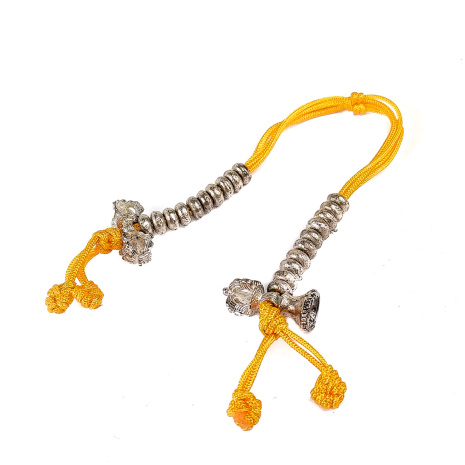 Тибетские счетчики для четок 6мм на желтом шнуре (пара) белый металл с ваджром и колокольчиком