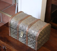 Восточная шкатулка из дерева и латуни прямоугольная