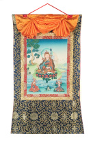 Рисованная Тханка Три Основателя тибетского буддизма ( Падмасамбхава Гуру Ринпоче, настоятель Шантаракшита, царь Трисонг Дэцен) 72х109см Рисованная Тханка Три Основателя тибетского буддизма ( Падмасамбхава Гуру Ринпоче, настоятель Шантаракшита, царь Трисонг Дэцен) 72х109см